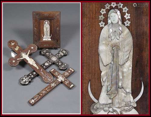 [X] RELIGIOSA SUITE DE TROIS (3) CRUCIFIX EN BOIS ...;