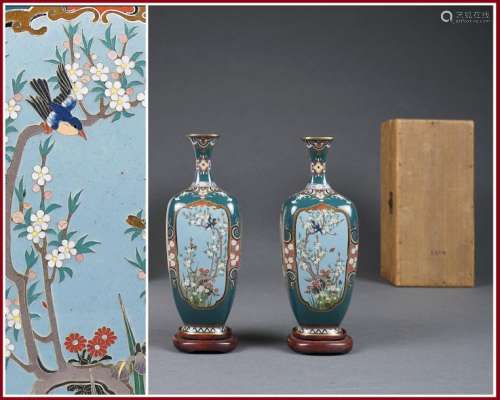 PAIRE DE VASES QUADRANGULAIRES EN EMAUX CLOISONNES...;