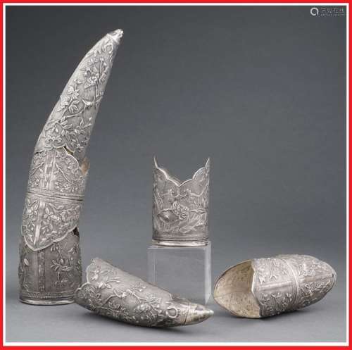 PAIRE DE MONTURES DE DEFENSES D'ELEPHANT EN ARGENT...;