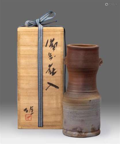 VASE A DEUX OREILLES EN TERRE CUITE PAR YU FUJIWAR...;