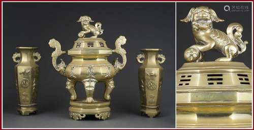 GARNITURE DE TEMPLE EN LAITON \nVietnam / Indochine...;