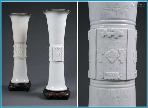 [=] IMPORTANTE PAIRE DE VASES CORNETS EN PORCELAIN...;