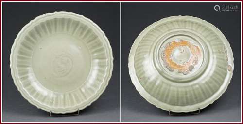 PLAT FESTONNÉ EN GRES PORCELAINEUX CELADON DE LONG...;