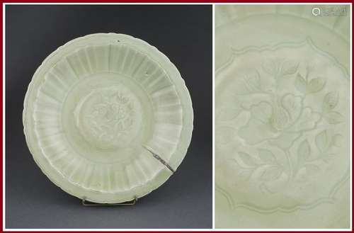 PLAT CIRCULAIRE FESTONNE EN GRES PORCELAINEUX A CO...;