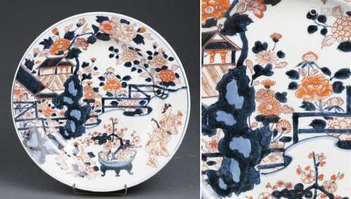 GRAND PLAT EN PORCELAINE IMARI ORNE DE DEUX BIJINS...;