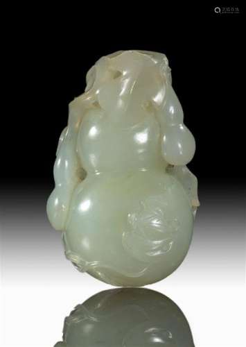 PENDENTIF EN JADE NEPHRITE BLANC SCULPTE A L'IMITA...;