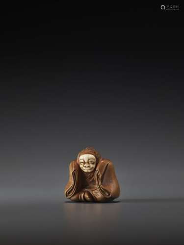 AN INLAID WOOD NETSUKE OF A KABUKI ACTOR BY HOEI