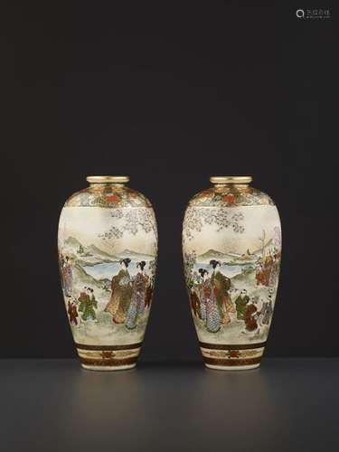 A FINE PAIR OF KINKOZAN VASES