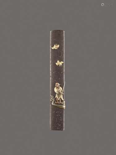 A MIXED METAL KOZUKA HANDLE DEPICTING A FISHERMAN …