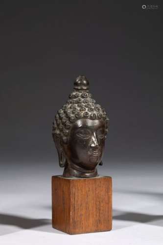 TETE DE BOUDDHA en bronze. \nSiam XXe siècle \nH. 11…