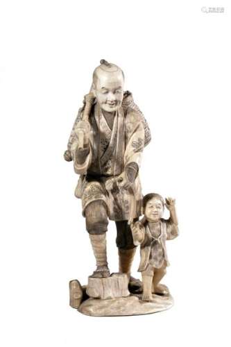 OKIMONO, paysan debout et son enfant, en ivoire ma…
