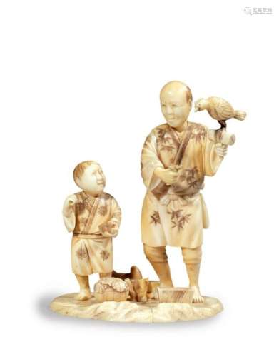 OKIMONO, paysan debout et son enfant, en ivoire ma…