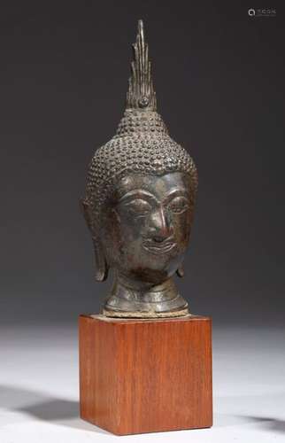 TETE DE BOUDDHA en bronze. \nSiam XXe siècle \nH. 22…