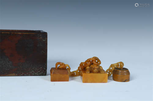 THREE CHINESE TIANHUANG STONE LINKED SEALS