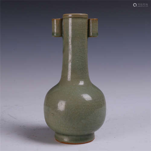 CHINESE PORCELAIN CELADON GLAZE VASE