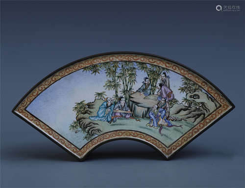 CHINESE ENAMEL PAINTED FIGURES IN BAMBOO FAN SHAPED BOX