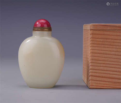 CHINESE JADE SNUFF BOTTLE WITH RED AGATE STOPPER