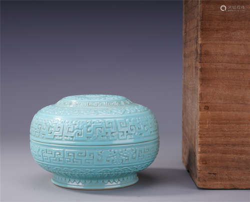 CHINESE PORCELAIN TURQUOISE GLAZE LIDDED BOX