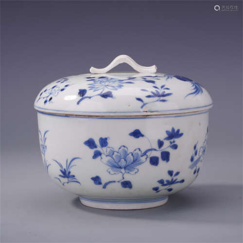 CHINESE PORCELAIN BLUE AND WHITE FLOWER LIDDED JAR MING DYNASTY