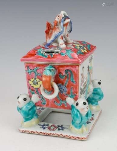 CHINESE PORCELAIN LIDDED BOX