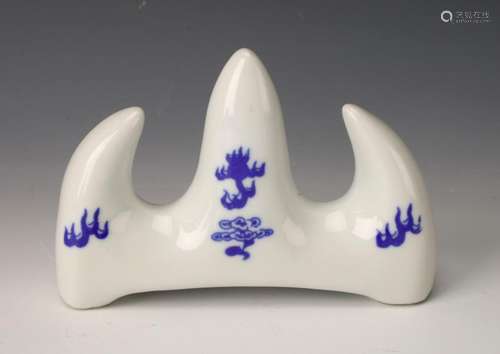 SMALL BLUE & WHITE PORCELAIN BRUSH REST