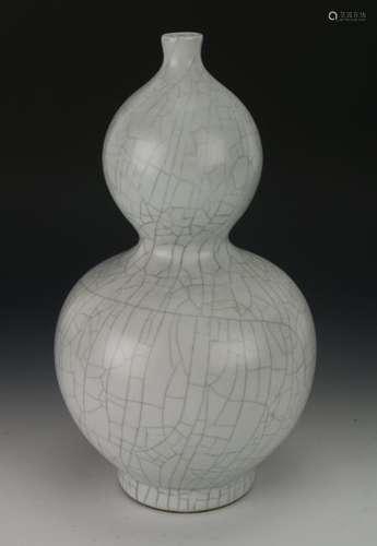 WHITE DOUBLE GOURD CRACKLE VASE