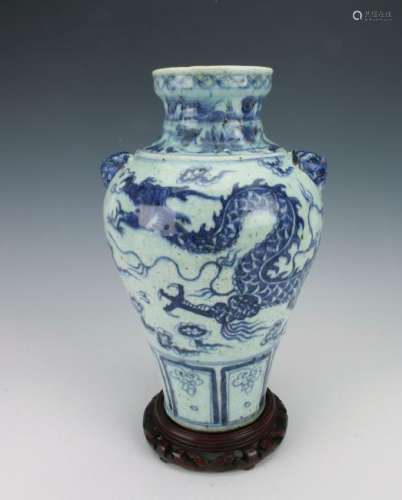 CHINESE PORCELAIN DRAGON VASE