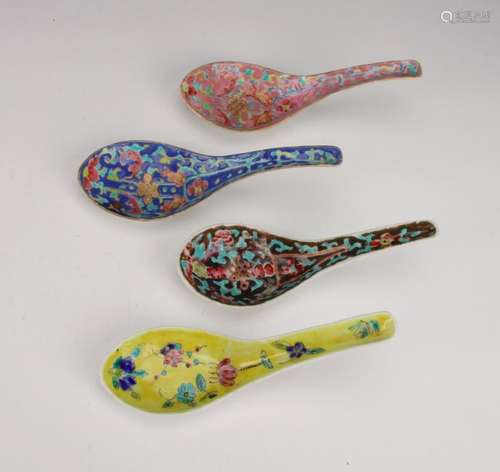 FOUR CHINESE PORCELAIN SOUP SPOONS