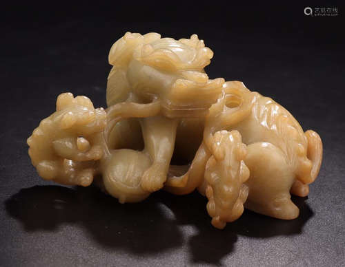 A HETIAN JADE LION SHAPED ORNAMENT