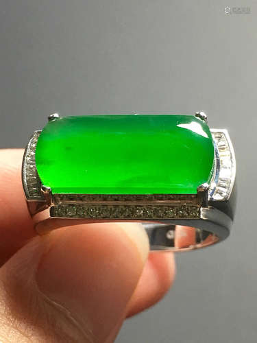 A GREEN JADEITE CARVED SADDLE RING