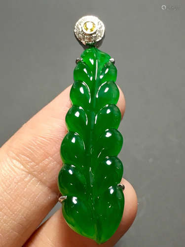 A GREEN JADEITE CARVED FRUIT PENDANT