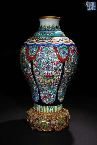 A FAMILLE ROSE FLOWER PATTERN PAINTED VASE