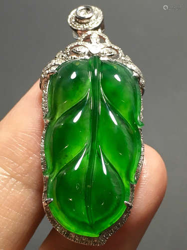 A GREEN JADEITE CARVED LEAF PENDANT