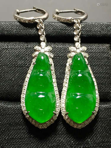 A GREEN JADEITE CARVED BEAN EARDROP