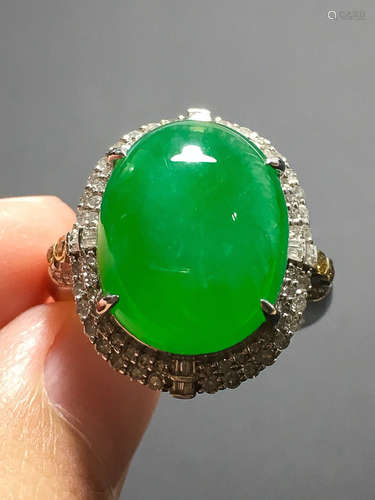 A GREEN JADEITE CARVED CIRCLE FINGER RING