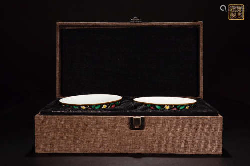 A PAIR OF KANGXI MARK ENAMELED BOWL WITH GOLD EDGE