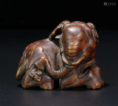 A CHENXIANG  WOOD FIGURE OF ELEFANT ORNAMENT