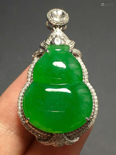A GREEN JADEITE CARVED GOURD PENDANT