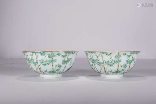 A PAIR OF QIANLONG MARK ENAMELED BAMBOO PAINTED GOLD EDGE BOWL