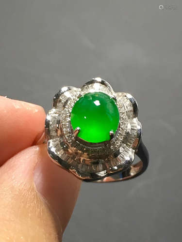 A GREEN JADEITE CARVED CIRCLE FINGER RING