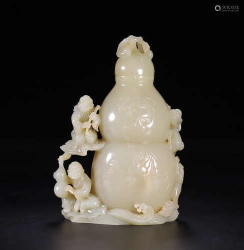 A HETIAN JADE GOURD SHAPED ORNAMENT