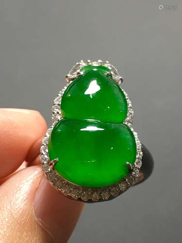 A GREEN JADEITE CARVED RING