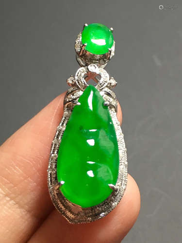 A GREEN JADEITE CARVED BEAN PENDANT