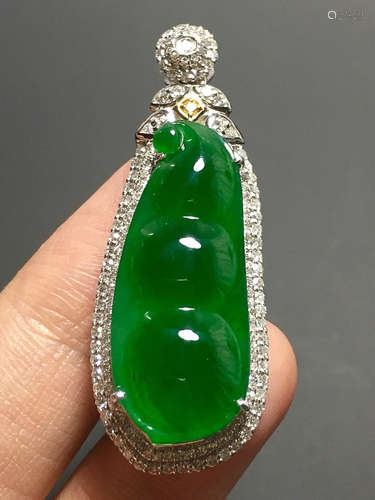 A GREEN JADEITE CARVED BEAN PENDANT