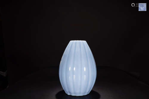 A YONGZHENG MARK AZURE GLAZE VASE OF MELON SHAPED