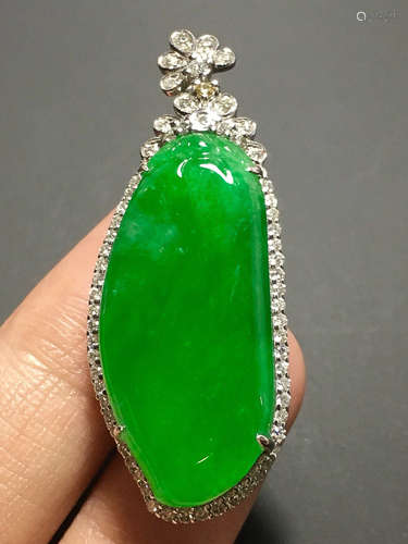 A GREEN JADEITE CARVED MELON PENDANT