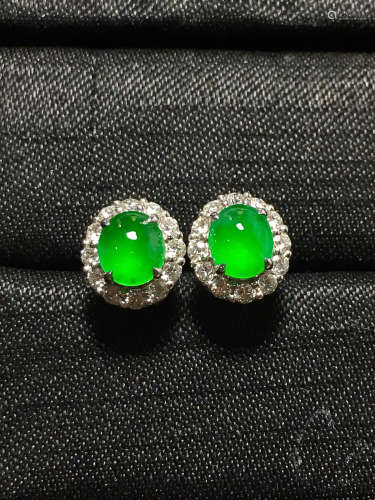 A GREEN JADEITE CARVED CIRCLE STUD EARRING