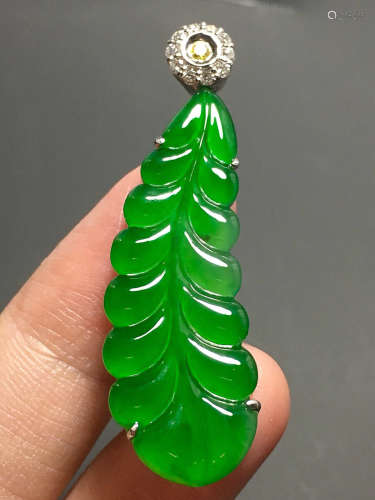 A GREEN JADEITE CARVED FRUIT PENDANT