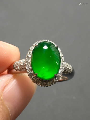 A GREEN JADEITE CARVED CIRCLE FINGER RING