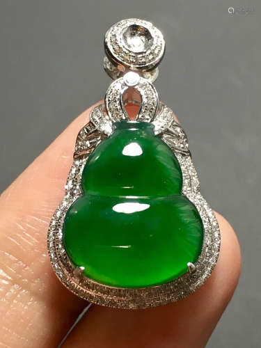 A GREEN JADEITE CARVED GOURD PENDANT